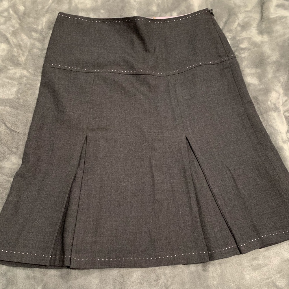 Elie Tahari Gray Skirt with pleats.
